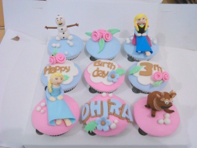 frozen cupcake ulang tahun pink